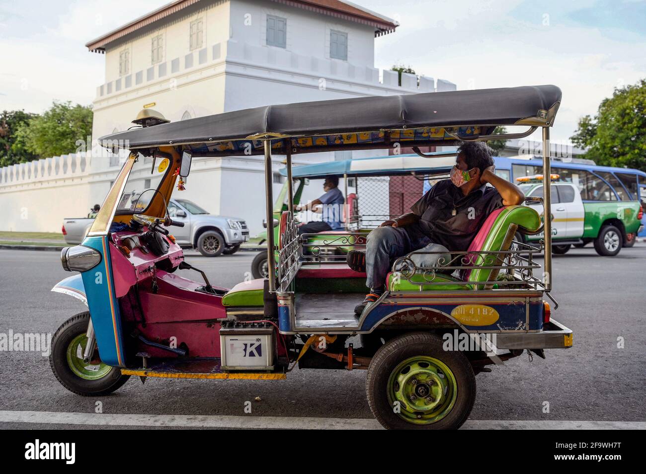 Bangkok, Thaïlande. 19 avril 2021. Un chauffeur de tuk tuk thaïlandais attend les clients dans la rue.le célèbre taxi Tuk Tuk classique thaïlandais. Le taxi à trois roues est un mode populaire de transport local sans compteur pour les habitants et les touristes, le tarif est négocié en fonction de la distance. Le pousse-pousse motorisé thaïlandais est un symbole de la nation. Crédit : SOPA Images Limited/Alamy Live News Banque D'Images