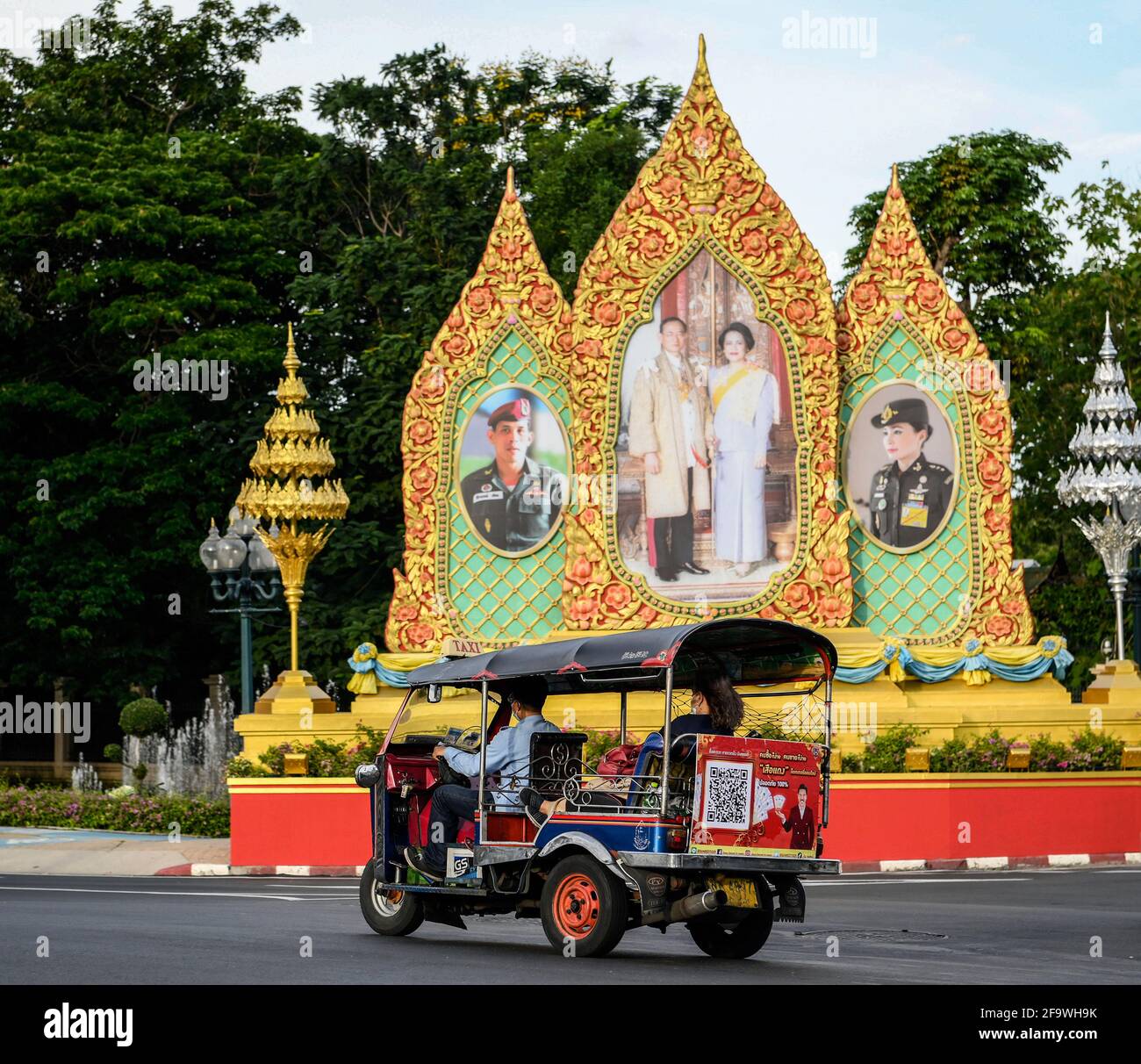 Bangkok, Thaïlande. 19 avril 2021. Un tuk tuk passe devant des portraits de la famille royale thaïlandaise dans le quartier de Dusit. Le taxi Tuk Tuk Tuk classique de renommée internationale de Thaïlande. Le taxi à trois roues est un mode populaire de transport local sans compteur pour les habitants et les touristes, le tarif est négocié en fonction de la distance. Le pousse-pousse motorisé thaïlandais est un symbole de la nation. (Photo de Paul Lakatos/SOPA Images/Sipa USA) crédit: SIPA USA/Alay Live News Banque D'Images