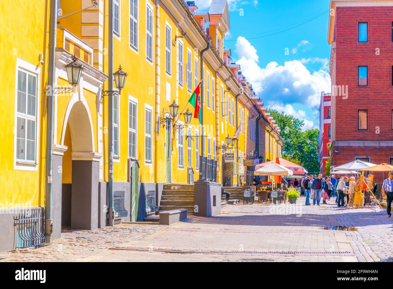 RIGA, LETTONIE, 15 AOÛT 2016 : les gens marchent dans une rue colorée de la vieille ville de riga, lettonie. Banque D'Images