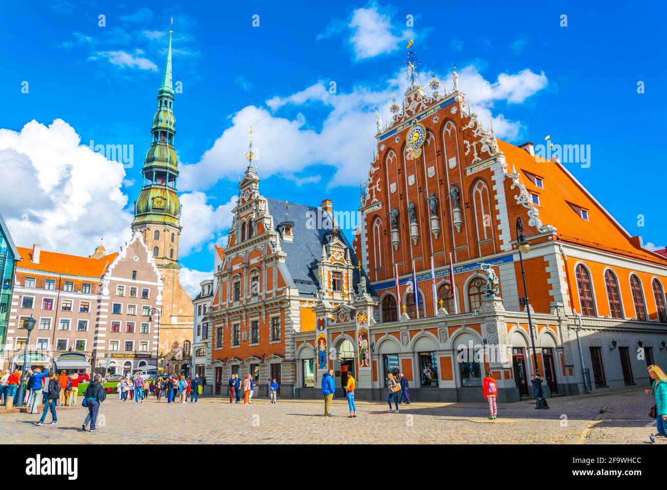 RIGA, LETTONIE, 15 AOÛT 2016 : place Ratslaukums avec église St Peters et Maison des Blackheads dans la vieille ville de Riga, en Lettonie. Banque D'Images