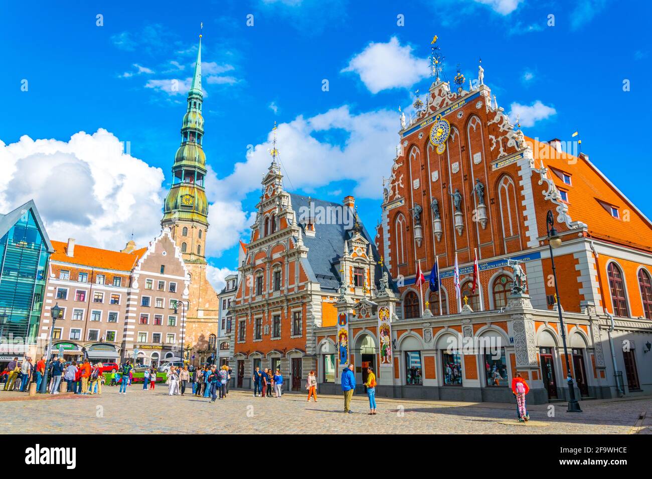RIGA, LETTONIE, 15 AOÛT 2016 : place Ratslaukums avec église St Peters et Maison des Blackheads dans la vieille ville de Riga, en Lettonie. Banque D'Images