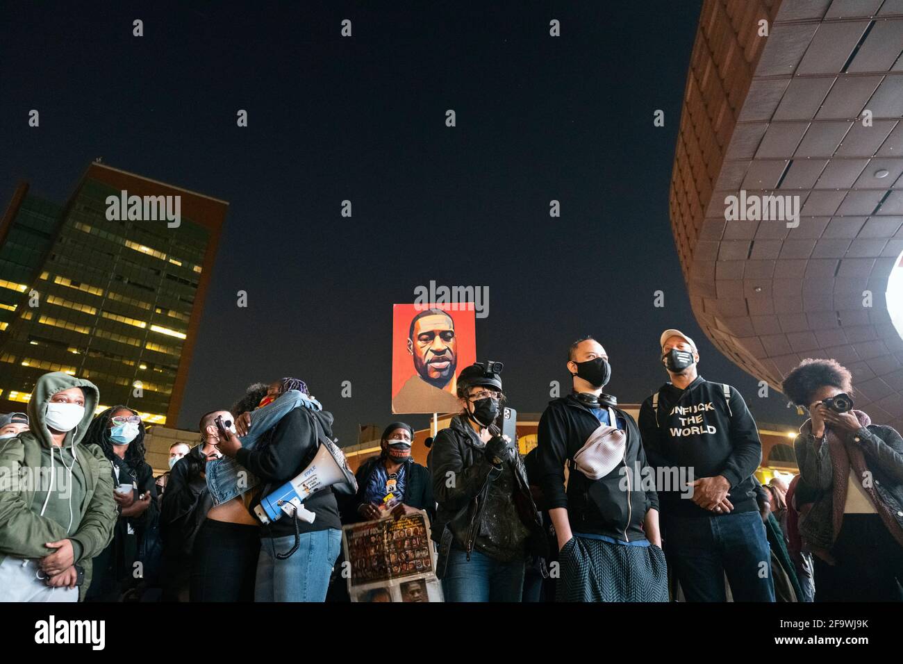 Brooklyn, New York, États-Unis 20 avril 2021. Les manifestants se réunissent aux heures du Barclays Center après qu'un jury ait trouvé l'ancien policier de Minneapolis Derek Chauvin coupable du meurtre de George Floyd en 2020. Banque D'Images
