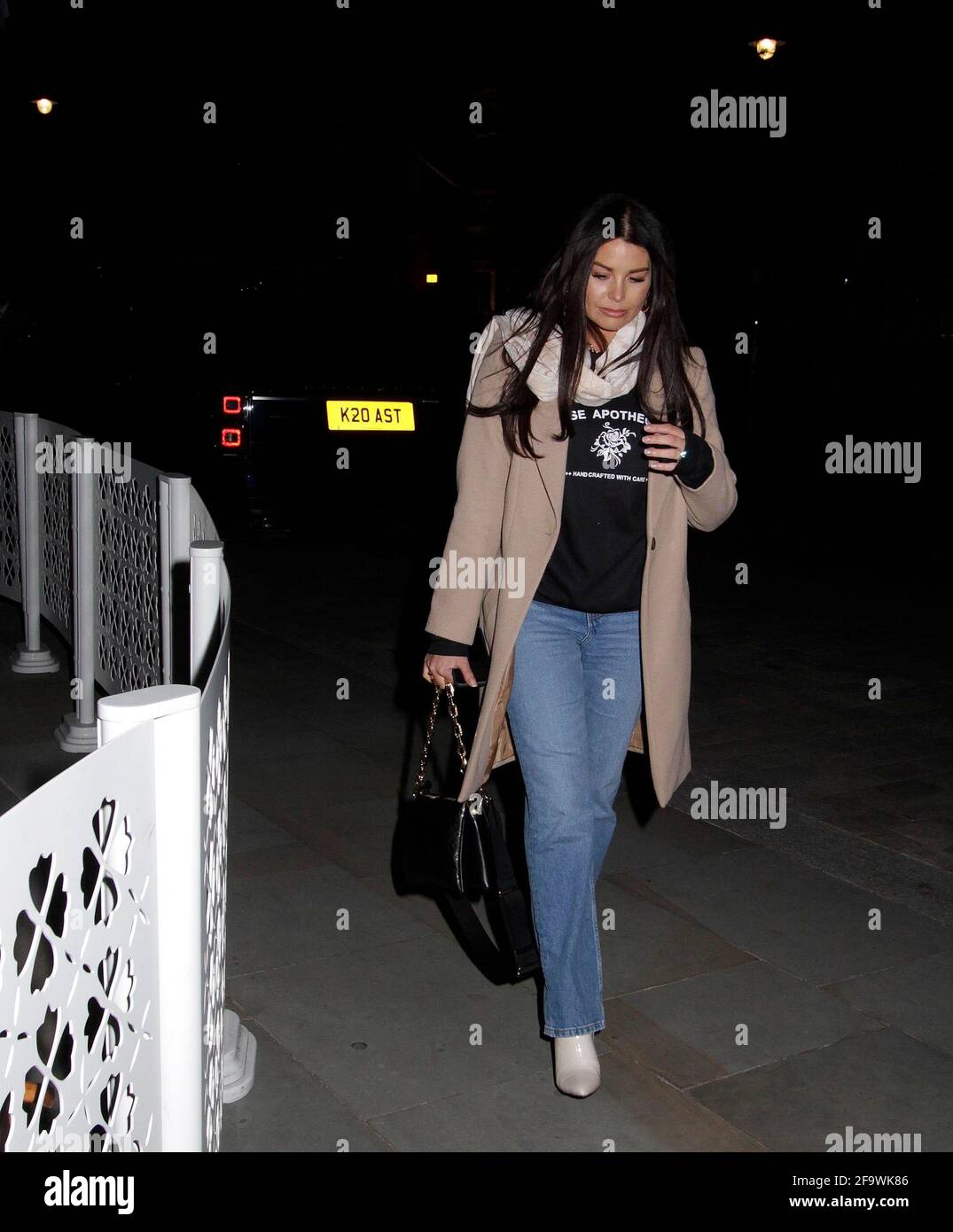 Jess wright était à l'hôtel connaught pour prendre un verre avec des amis et elle montrait son anneau . Elle était très heureuse et elle rendit à la maison vers dix heures.de plus, au connaught, certains ont eu un peu de livraison du restaurant Scott que le portier y a pris.beaucoup de fans de jess sur des vélos ils sont allés au connaught et ils ont parlé à jess et elle était très heureuse voyez-les. Elle avait l'air de très belles photos 20/4/2021 blitz Banque D'Images