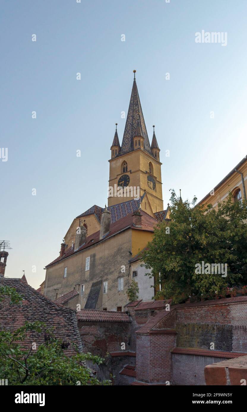 Partie de la vieille ville de Sibiu avec la cathédrale luthérienne de Saint Mary à l'arrière Banque D'Images