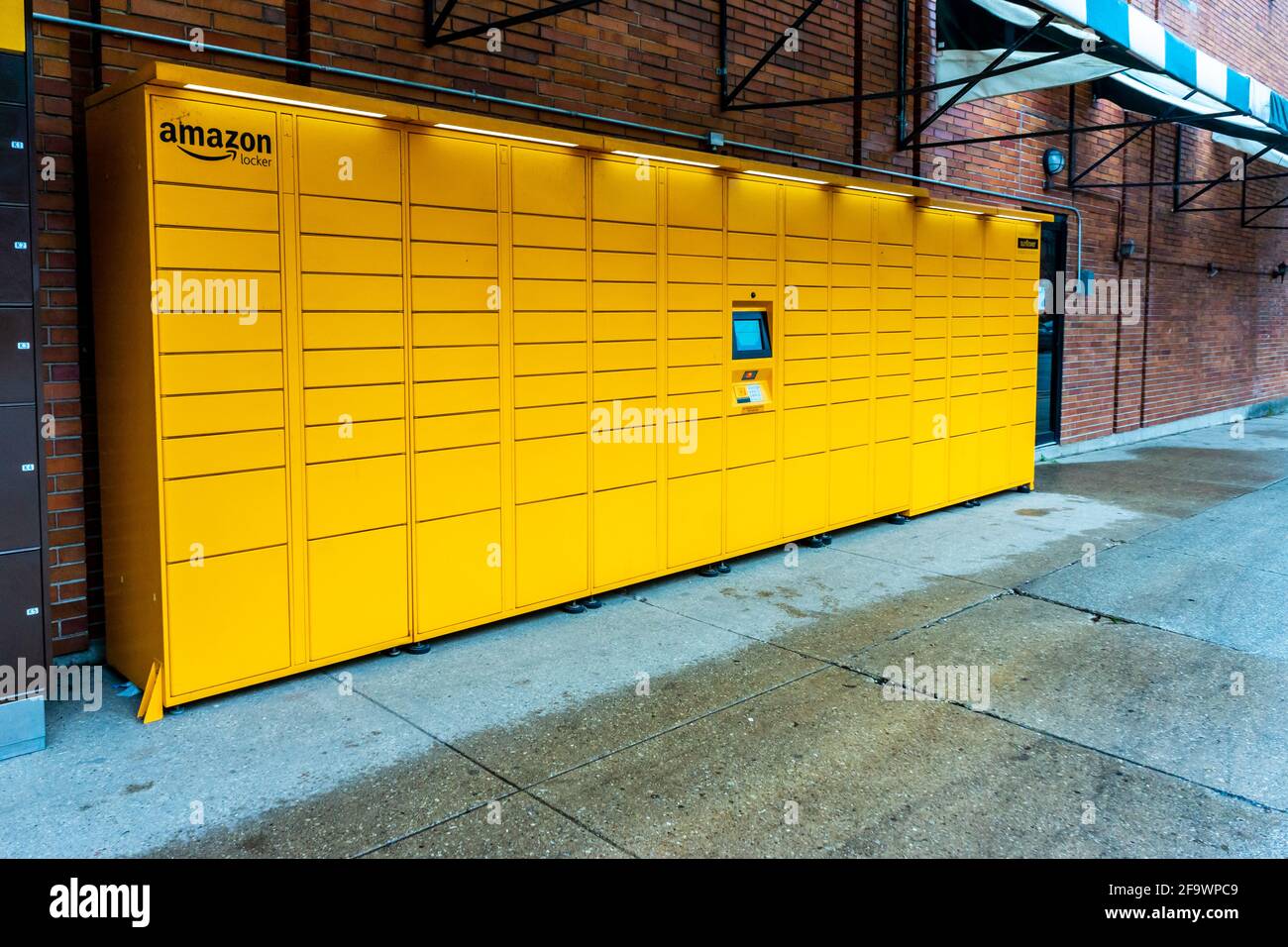 Un casier à colis Amazon situé à côté de l'un de l'autre à Chicago,  Illinois, pour une livraison sans contact sécurisée des colis Photo Stock -  Alamy