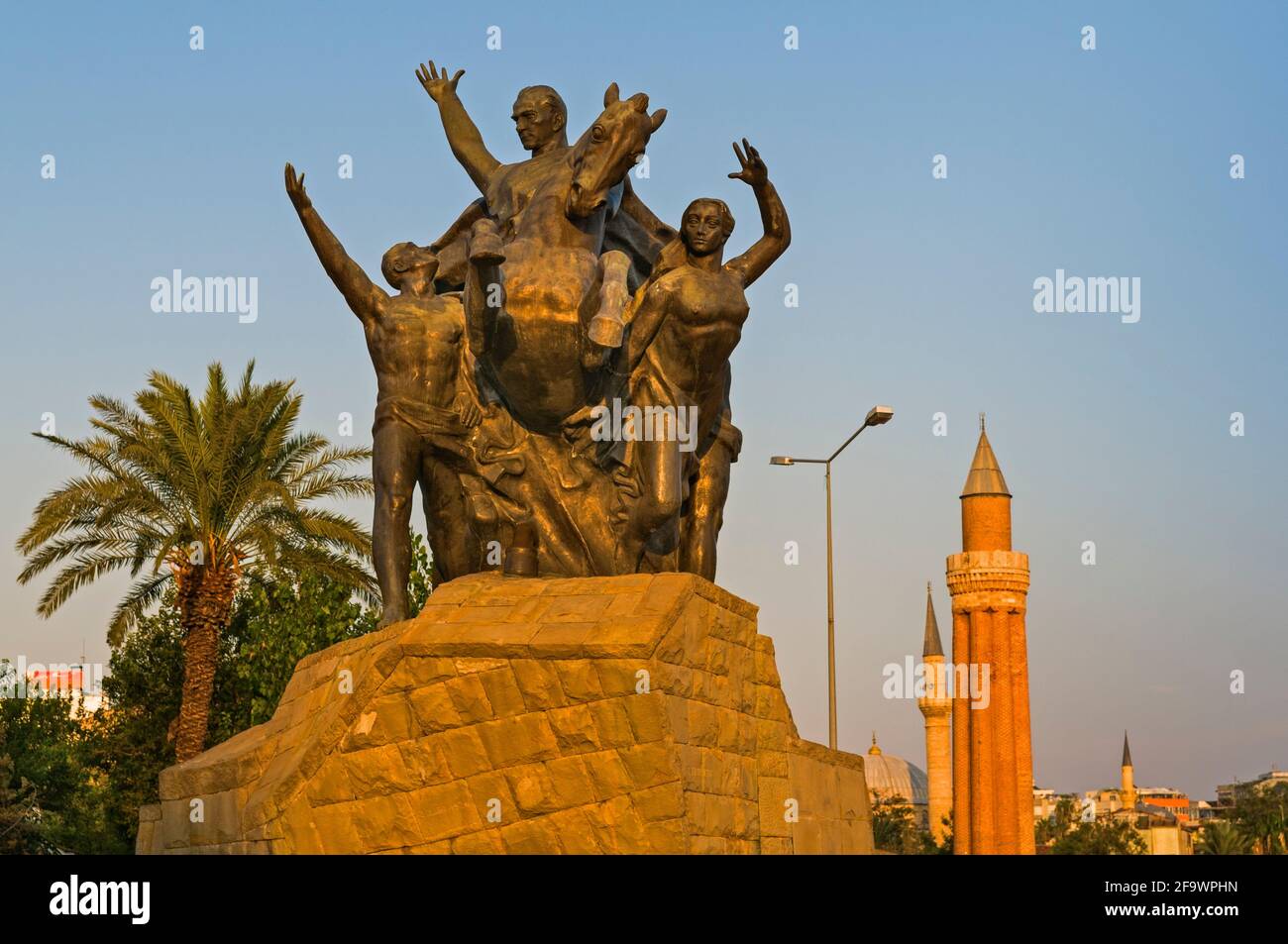 La statue d'Ataturk et Minaret Yivli Antalya Turquie Banque D'Images