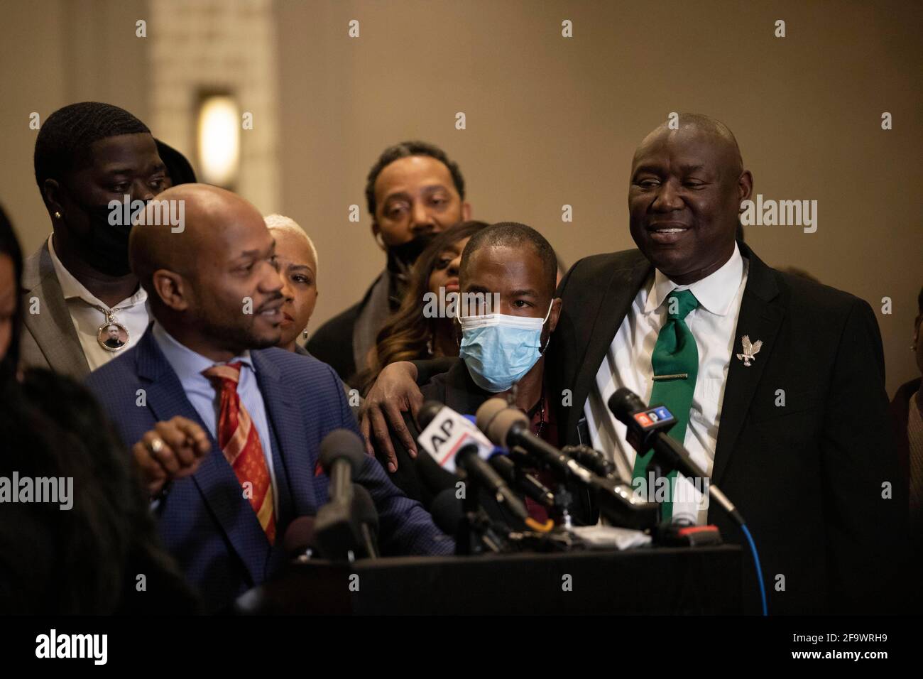 Minneapolis, Minnesota, États-Unis. 20 avril 2021. 20 avril 2021 - Minneapolis, Minnesota, États-Unis : Ben Crump fait partie de MMA Fighter et témoigne du meurtre de George Floyd, tandis que Chris Stewart parle lors d'une conférence de presse dans le centre-ville de Minneapolis. Les résidents de Minneapolis ont célébré le verdict de culpabilité rendu par Derek Chauvin pour le meurtre de George Floyd le 25 mai 2020. Crédit : Henry Pan/ZUMA Wire/Alay Live News Banque D'Images