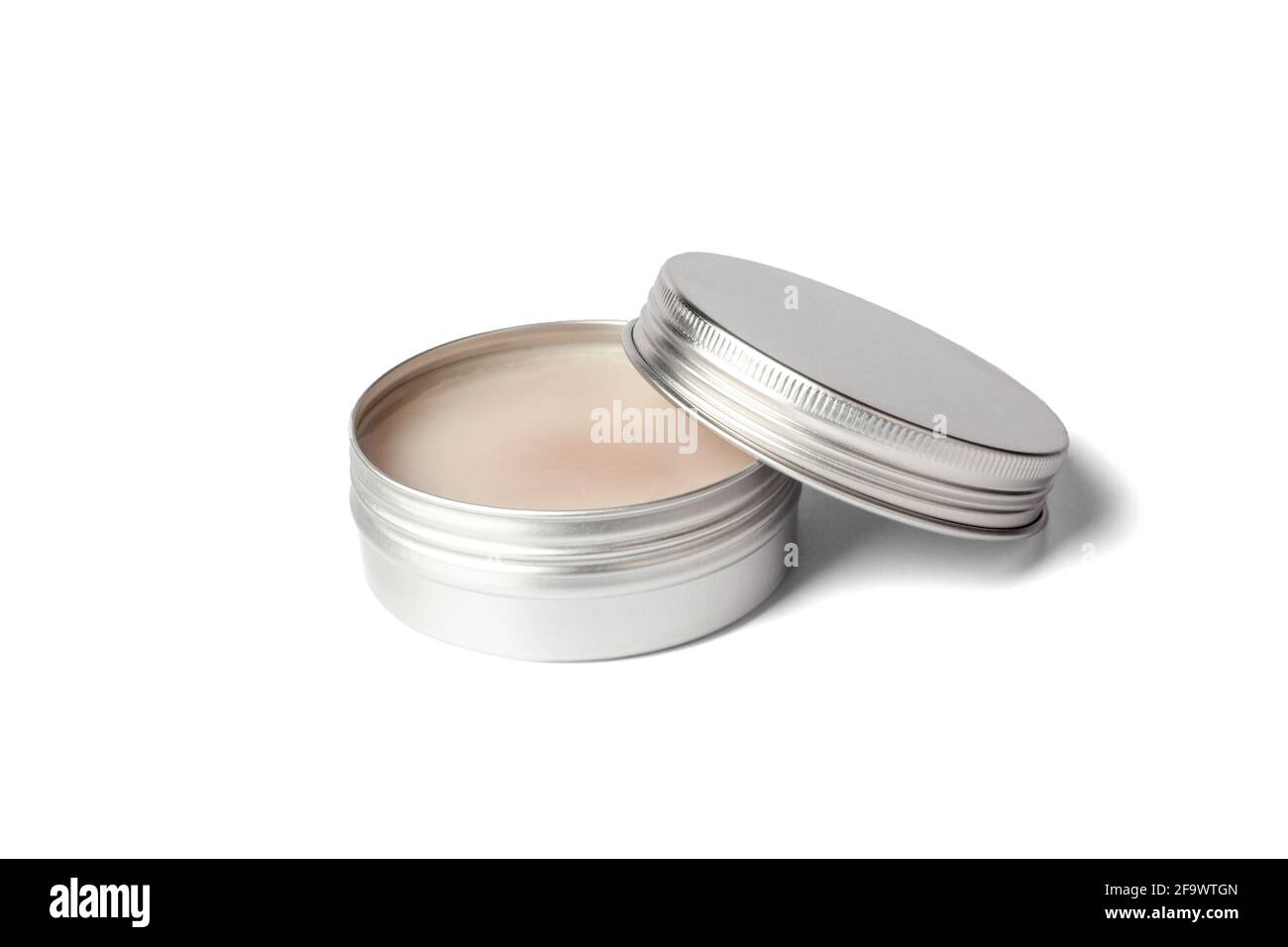 Pot métallique de crème isolé sur fond blanc. Pot en aluminium pour produits cosmétiques naturels. Soins de la peau. Bac à crème ouvert Banque D'Images