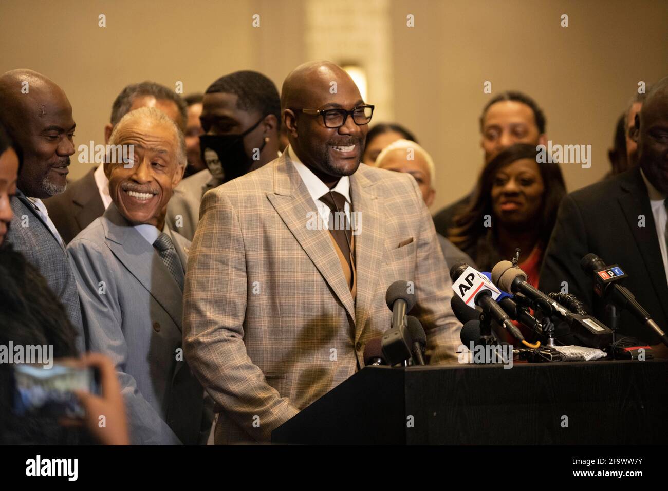 Minneapolis, Minnesota, États-Unis. 20 avril 2021. Philonise Floyd s'adresse aux médias lors d'une conférence de presse au centre-ville de Minneapolis. Les résidents de Minneapolis ont célébré le verdict de culpabilité rendu par Derek Chauvin pour le meurtre de George Floyd le 25 mai 2020. Crédit : Henry Pan/ZUMA Wire/Alay Live News Banque D'Images