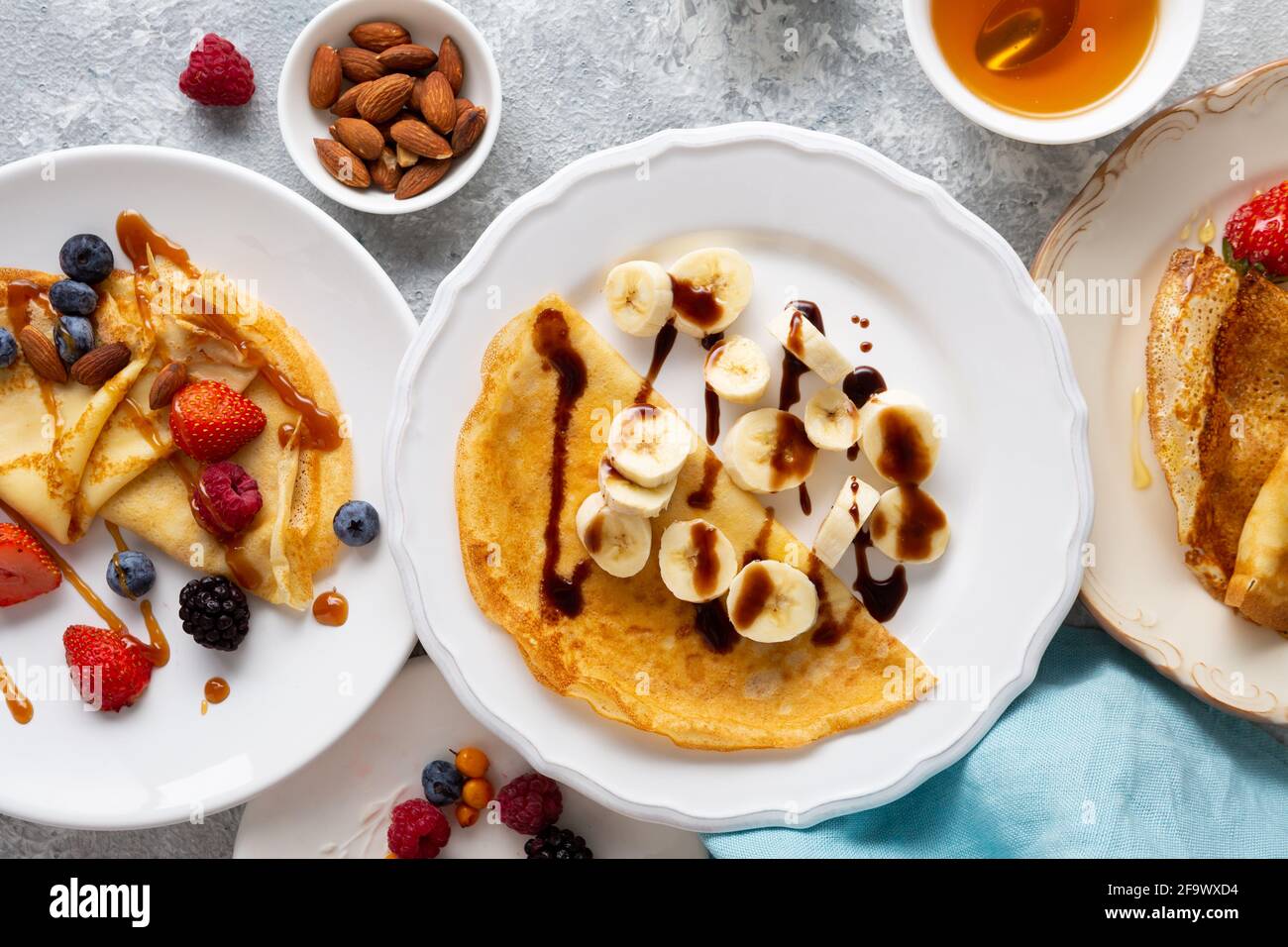 Vue en hauteur sur les crêpes au petit déjeuner avec banane et baies Banque D'Images