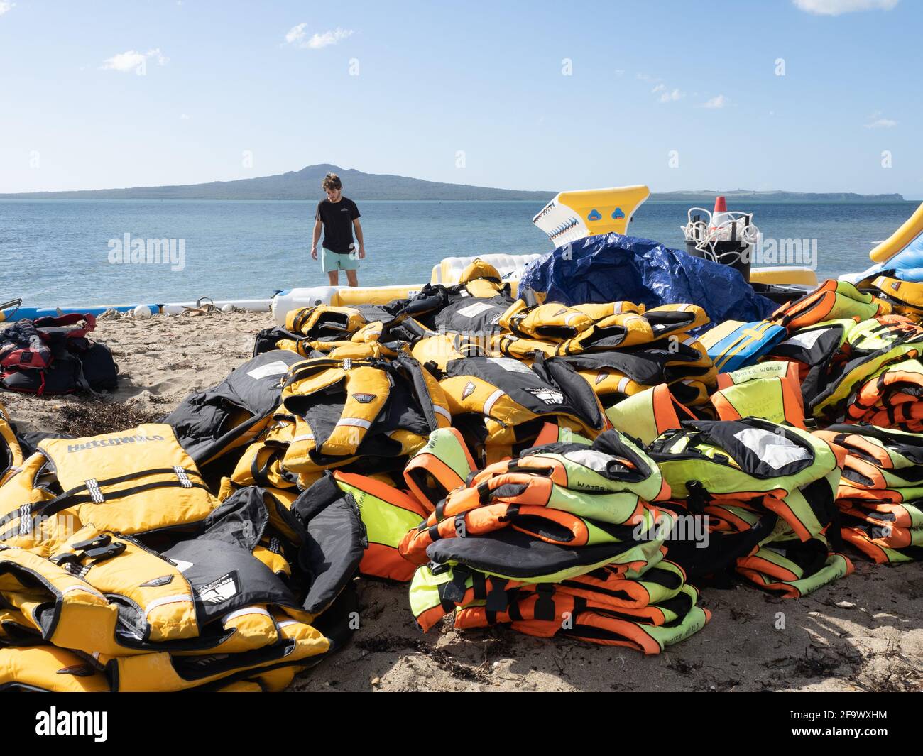 AUCKLAND, NOUVELLE-ZÉLANDE - 16 avril 2021 : pile de gilets de sauvetage Hutchwilco sur le site de construction du parc aquatique gonflable Waterworld Mission Bay Banque D'Images