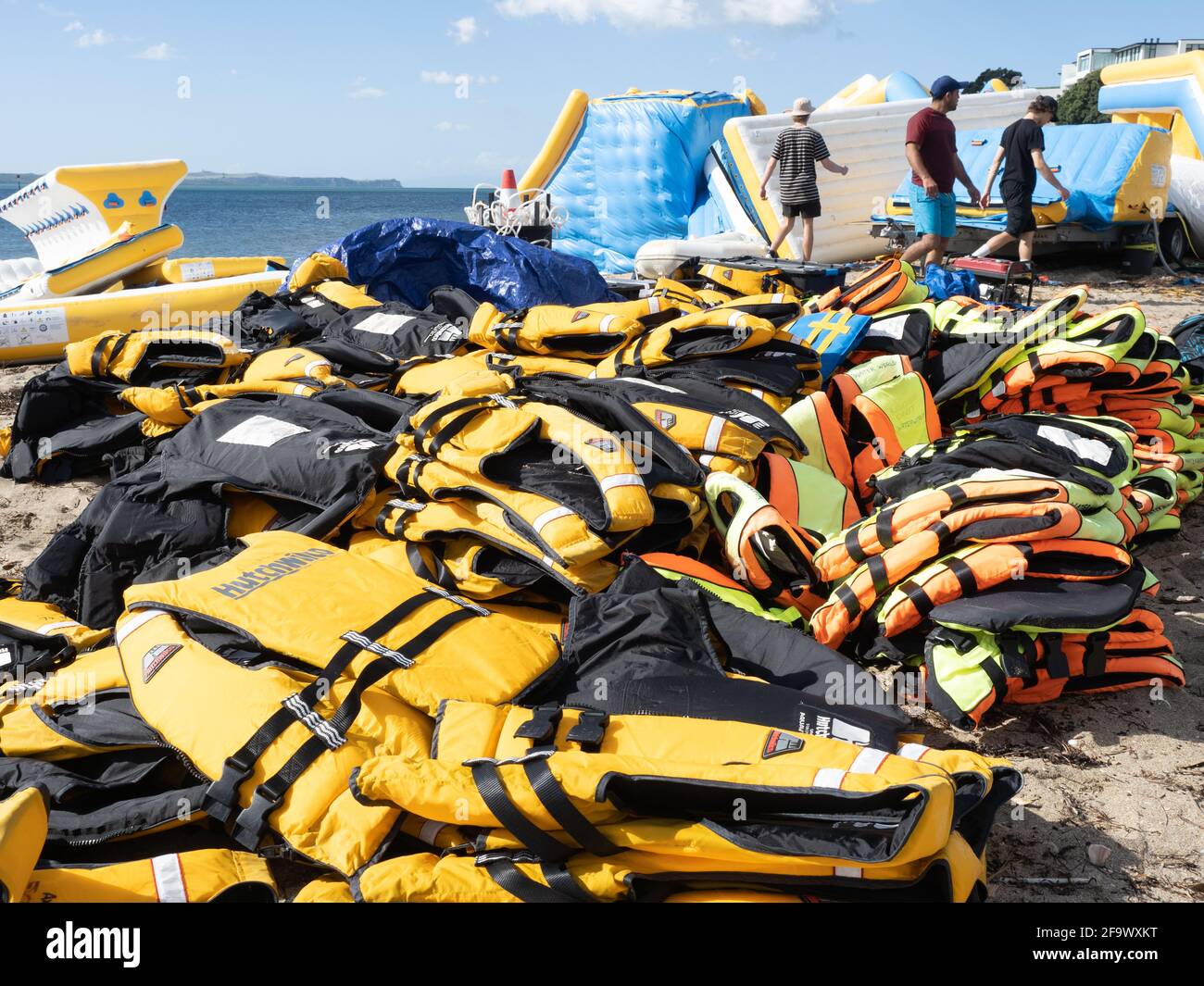 AUCKLAND, NOUVELLE-ZÉLANDE - 16 avril 2021 : pile de gilets de sauvetage Hutchwilco sur le site de construction du parc aquatique gonflable Waterworld Mission Bay Banque D'Images
