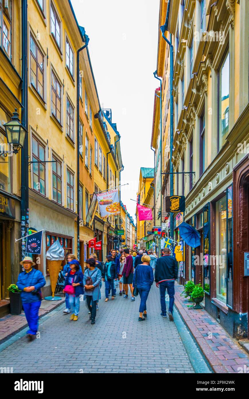 STOCKHOLM, SUÈDE, le 19 AOÛT 2016 : les gens se promenent dans une rue du district de Gamla Stan, dans le centre de Stockholm, en Suède. Banque D'Images