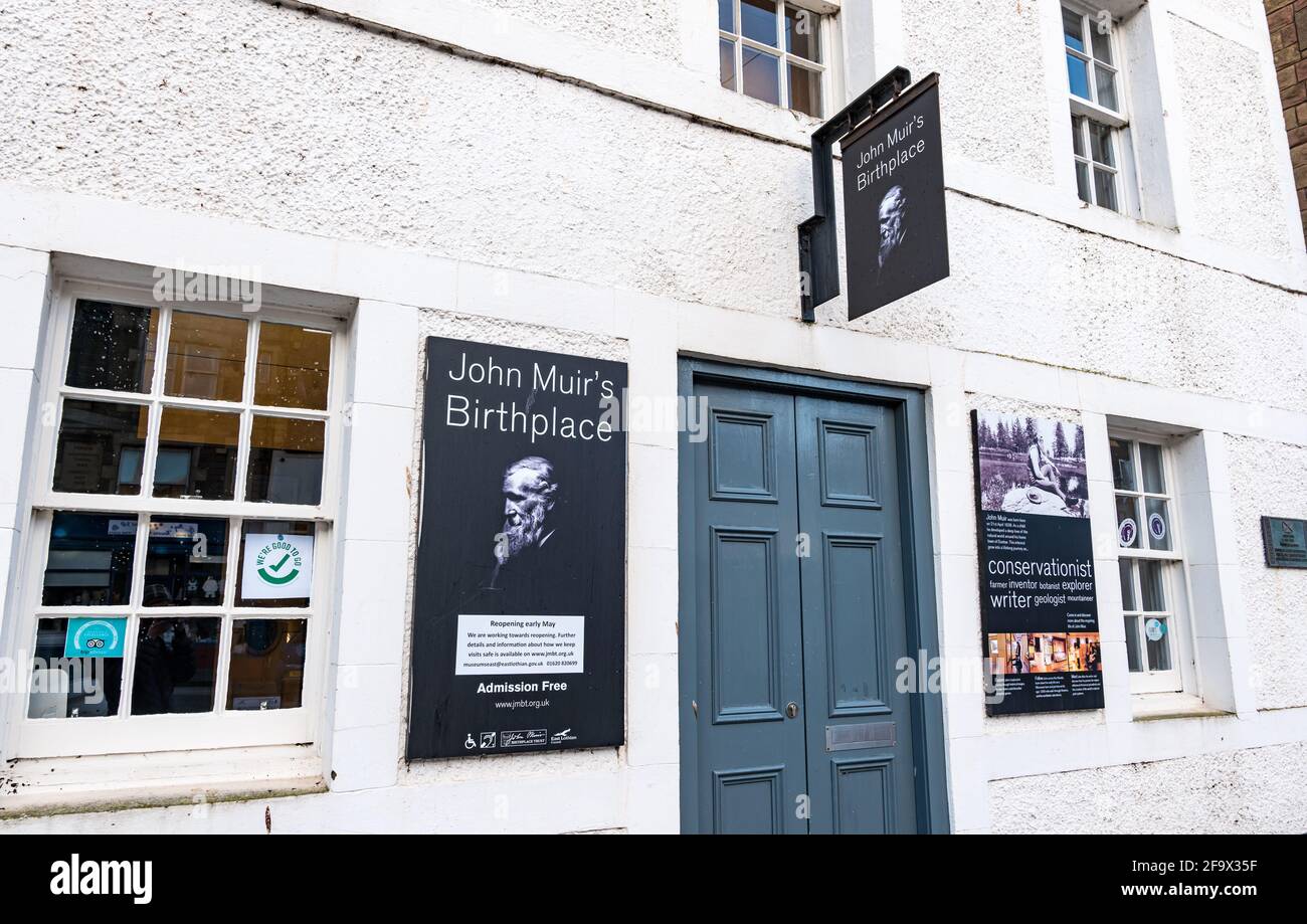 Dunbar, East Lothian, Écosse, Royaume-Uni, 21 avril 2021. Journée John Muir : la vie de l'environnementaliste et fondateur des premiers parcs nationaux américains est célébrée chaque année. John Muir est né dans la ville mais a émigré aux États-Unis comme un enfant. Photo : le musée du lieu de naissance de John Muir, dans la rue High Street, est actuellement fermé en raison du confinement pandémique de Covid-19 Banque D'Images