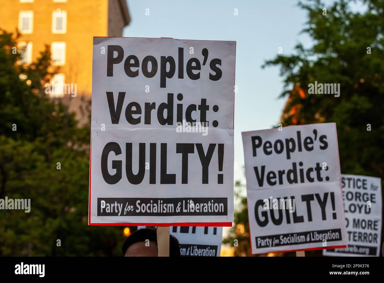 Washington, DC, Etats-Unis, 20 avril 2021. Photo : les gens de Black Lives Matter Plaza célèbrent la condamnation de l'ancien policier Derek Chauvin pour le meurtre de George Floyd. Crédit : Allison C Bailey/Alay Live News Banque D'Images