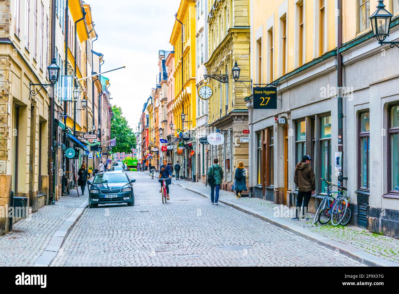 STOCKHOLM, SUÈDE, le 18 AOÛT 2016 : les gens se promenent dans une rue du district de Gamla Stan, dans le centre de Stockholm, en Suède. Banque D'Images