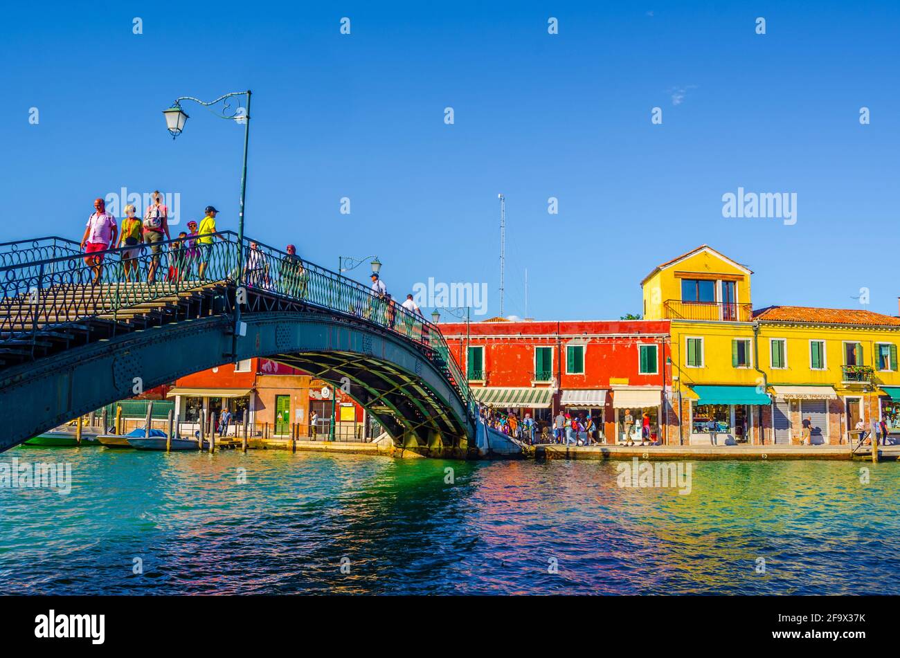 VENISE, ITALIE, 20 SEPTEMBRE 2015: Les gens traversent le pont sur le canal principal de l'île de murano en italie Banque D'Images