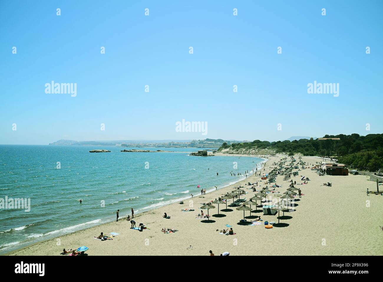 L'Escala, Espagne - juin 02 2019: Les gens à la plage pour profiter des vacances d'été au bord de la mer Méditerranée à cette plage juste à l'extérieur de la ville l'Escala Banque D'Images