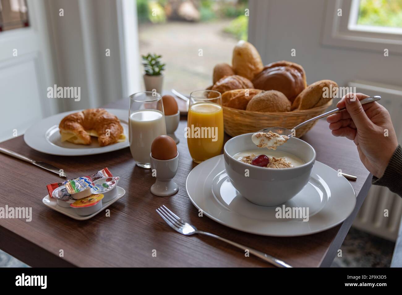AMSTERDAM, PAYS-BAS - 09 avril 2021 : délicieux petit déjeuner au Bed &  Breakfast Photo Stock - Alamy