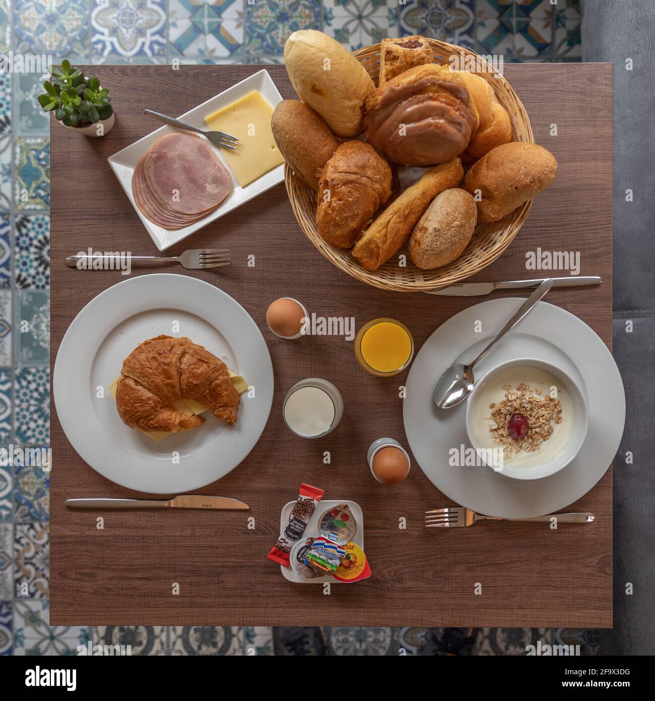 AMSTERDAM, PAYS-BAS - 09 avril 2021 : délicieux petit déjeuner au Bed &  Breakfast Photo Stock - Alamy