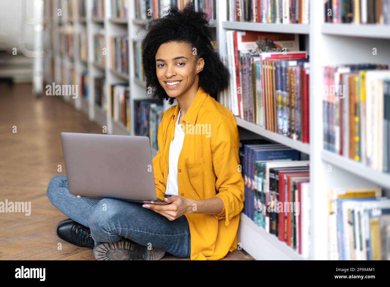 Une Femme Aux Cheveux Noirs Est Assise Sur Le Sol Et Assemble Un Nouvel Outil  Rotatif D'armoire Préfabriquée Pour Connecter Les Parties De L'étagère Vue  Supérieure