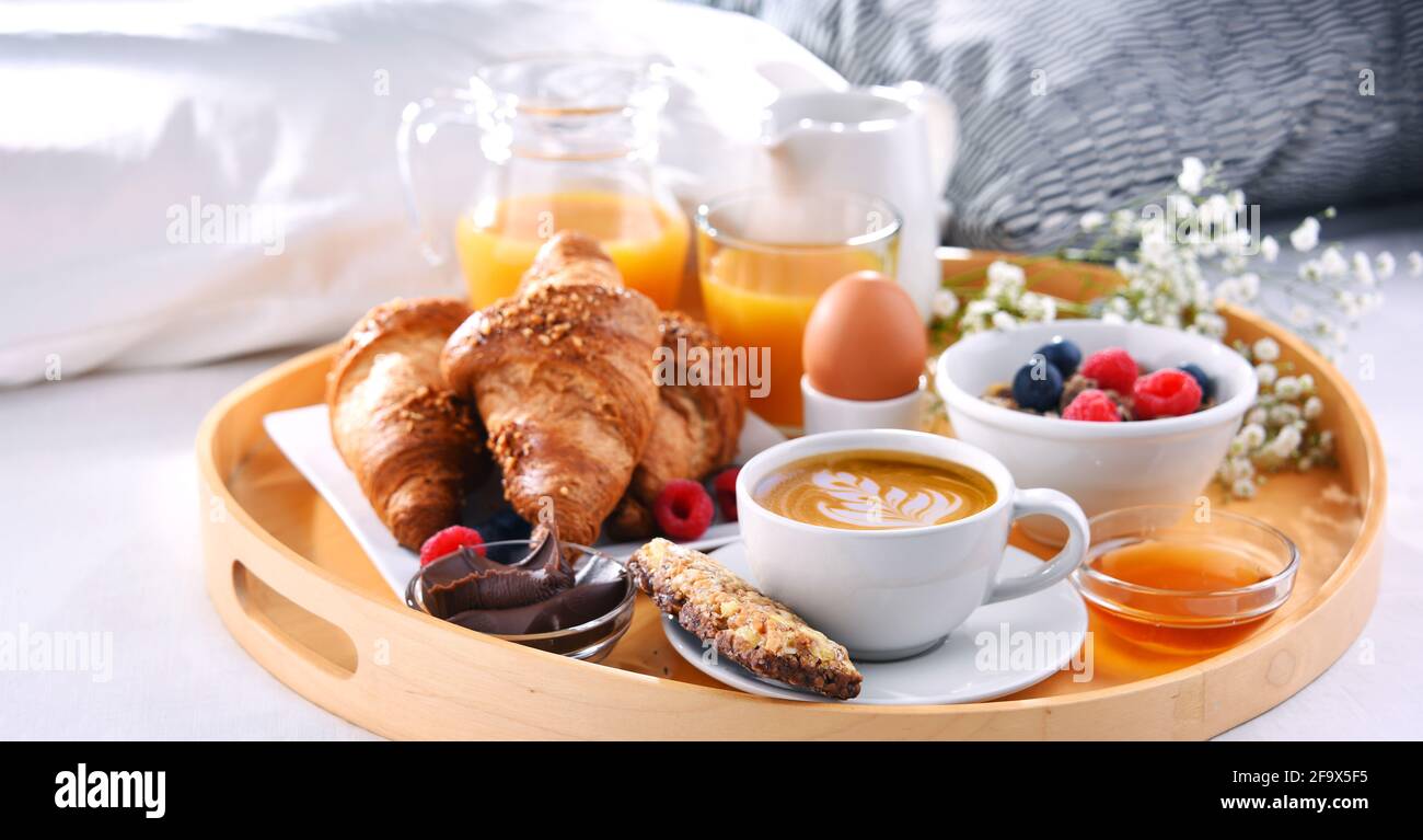 Un plateau avec petit déjeuner sur un lit dans une chambre d'hôtel Photo  Stock - Alamy