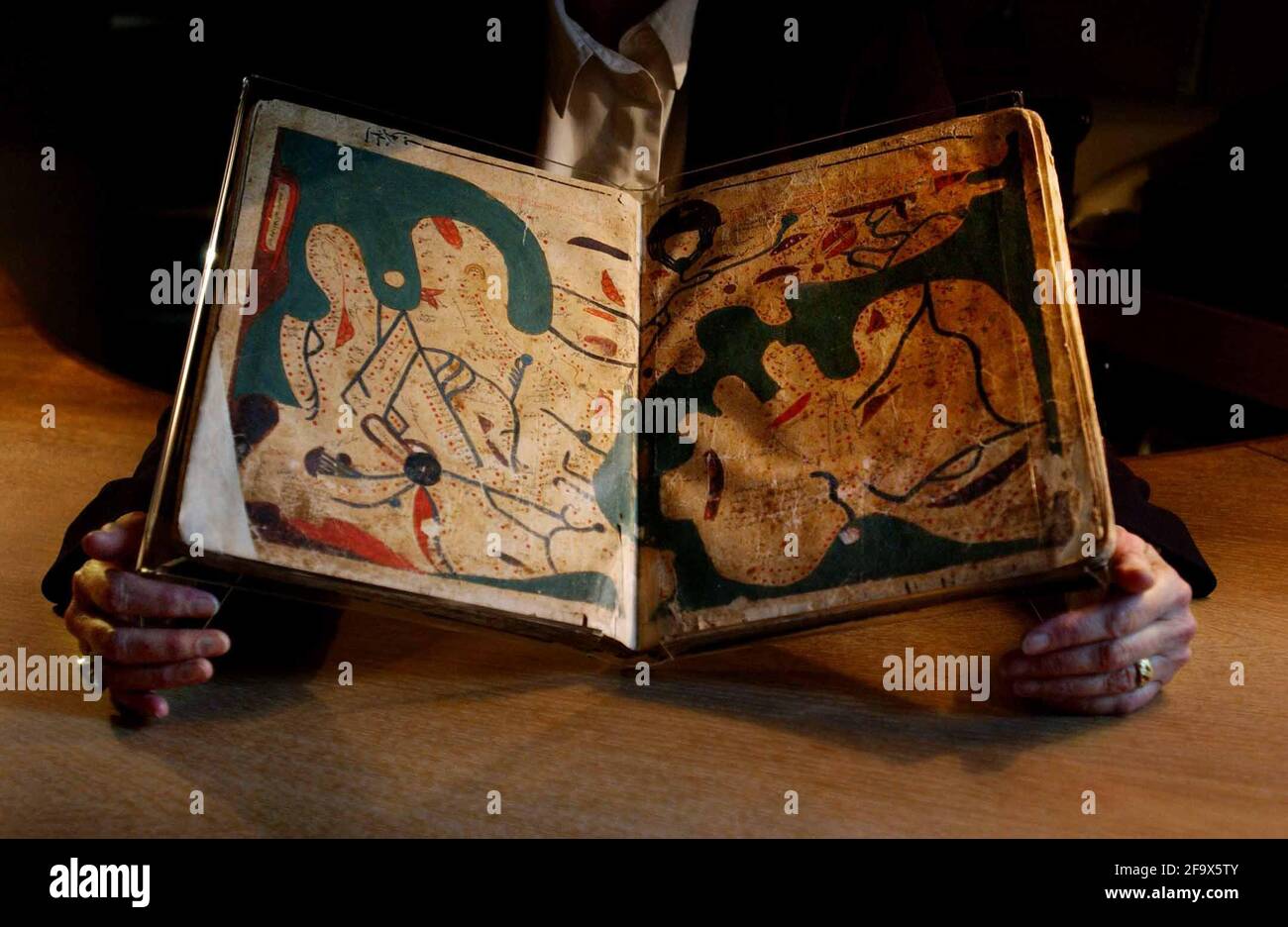 LESLEY FORBES, GARDIEN DES COLLECTIONS ORIENTALES À LA BIBLIOTHÈQUE BODLEIAN À OXFORD PHOTOGRAPHIÉ AVEC ' LE LIVRE DES ARTS ÉTRANGES ET VISUAL DÉLICES' LE LIVRE NOUVELLEMENT ACHETÉ, QUI COÛTE ¿400,000 EST UN MÉDIÉVAL MANUSCRIT ARABE DATANT DE LA FIN DU XIIE SIÈCLE OU DÉBUT DU XIIIE SIÈCLE Banque D'Images