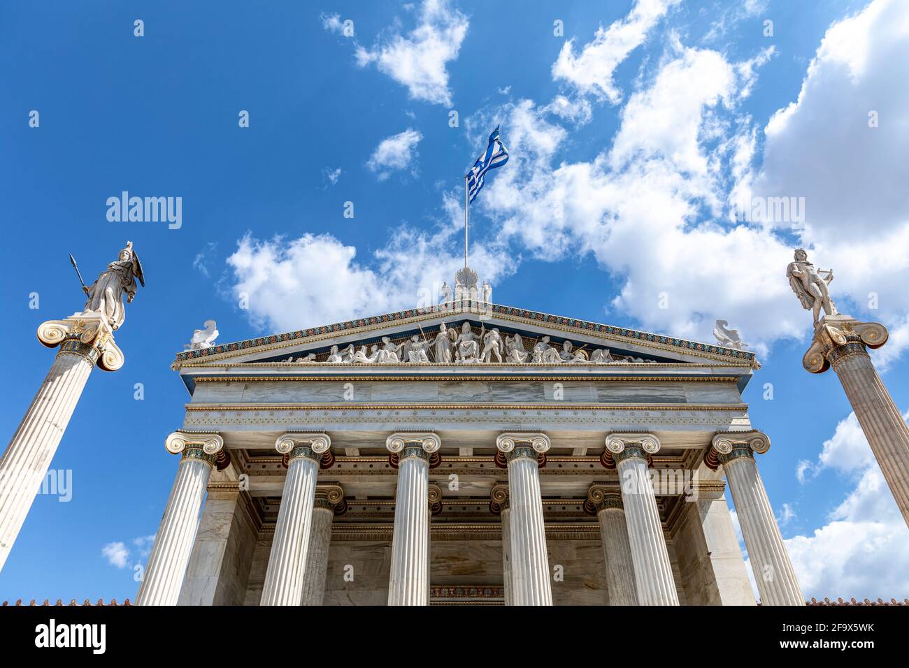 L'Académie d'Athènes avec les statues d'Athena le défenseur (L) et d'Apollon le guitariste (R). Les deux piliers du rythme Ionien. Banque D'Images