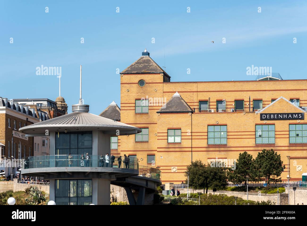 Regardez la tour de Southend on Sea, Essex, Royaume-Uni, avec le grand magasin Debenhams Cornerstone. Personnes sur la terrasse de la tour d'observation Banque D'Images
