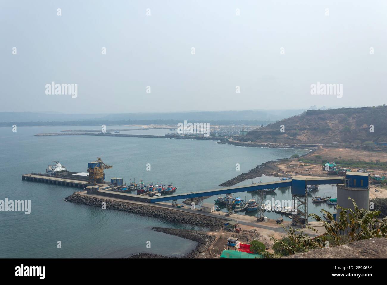 Vue sur la jetée depuis le fort Ratnadurg, Ratnagiri, Maharashtra, Inde. Banque D'Images