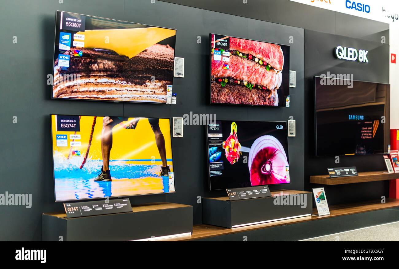 POZNAN, POL - 24 FÉVR. 2021: Téléviseurs à écran plat modernes de Samsung mis en vente dans un magasin d'électronique Banque D'Images