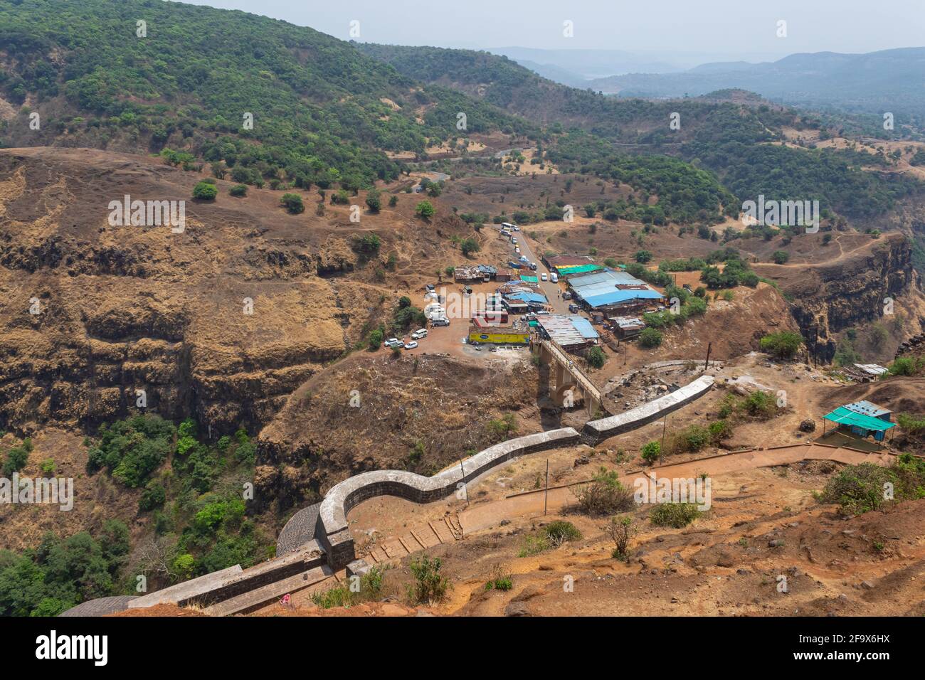Vue du pont d'entrée principal vers le fort Vishalgad, Vishalgad, Kolhapur, Maharashtra. Banque D'Images