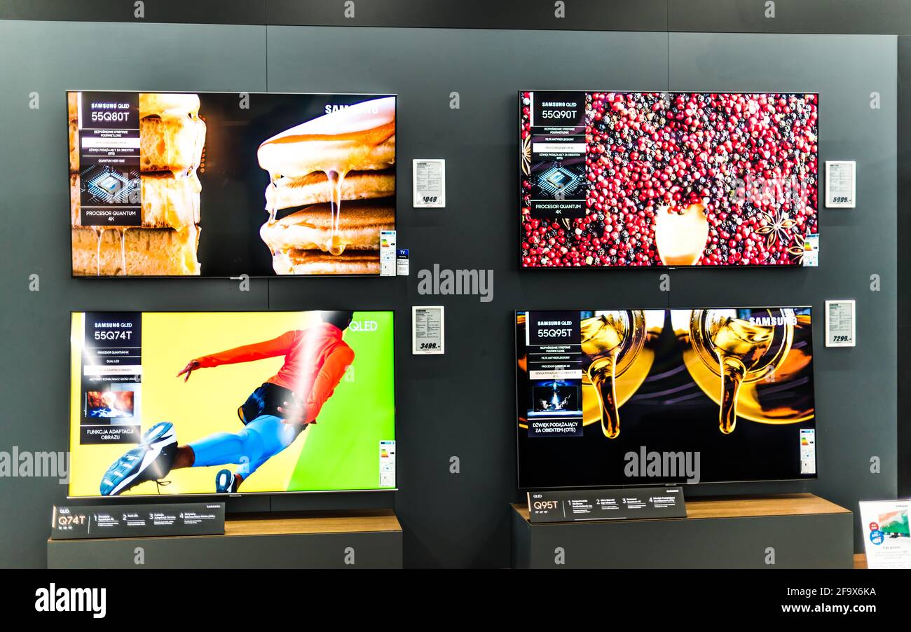 POZNAN, POL - 24 FÉVR. 2021: Téléviseurs à écran plat modernes de Samsung mis en vente dans un magasin d'électronique Banque D'Images