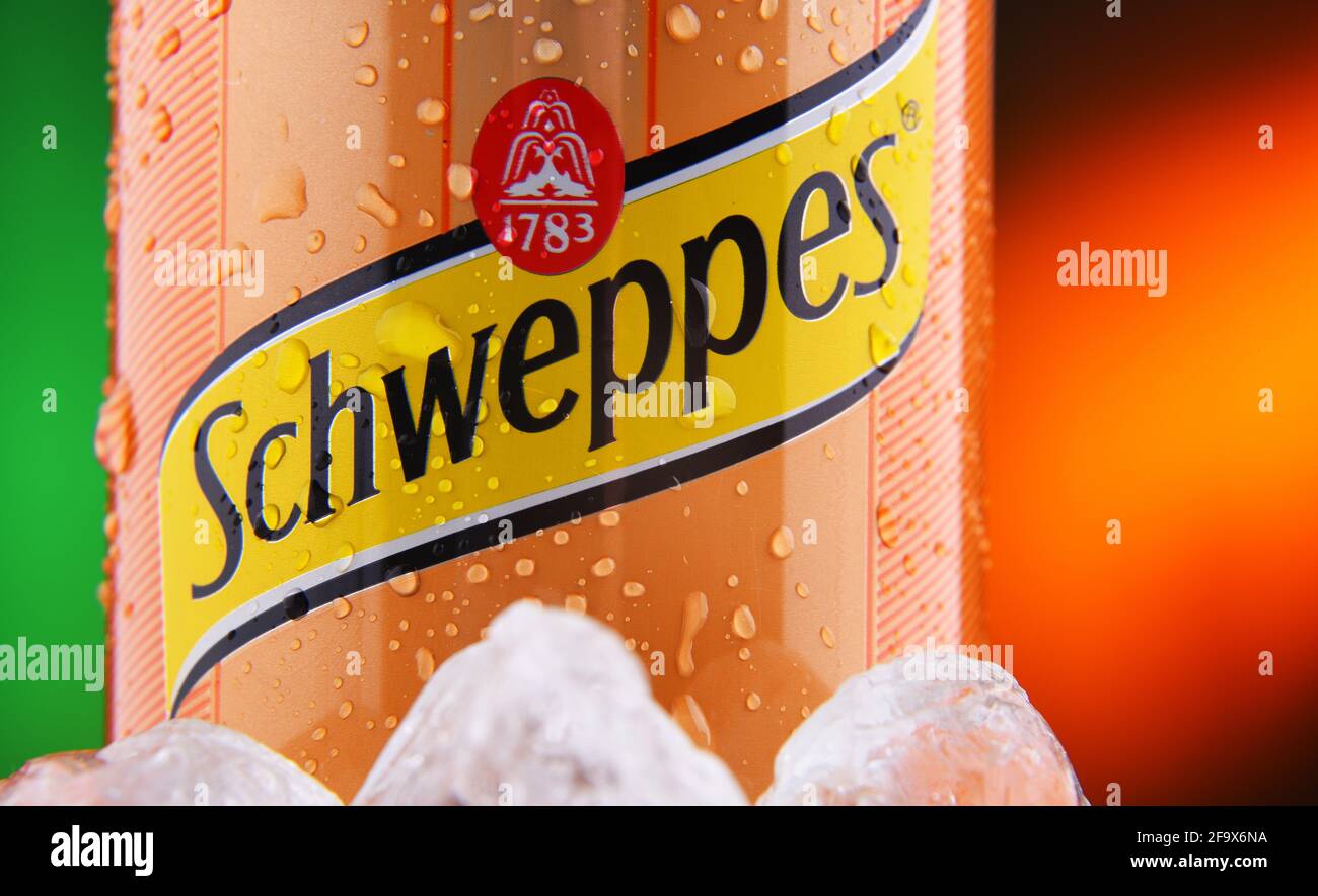 POZNAN, POL - 25 FÉVRIER 2021 : CAN of Schweppes, une marque suisse de boissons, introduite en 1783 et vendue dans le monde entier Banque D'Images