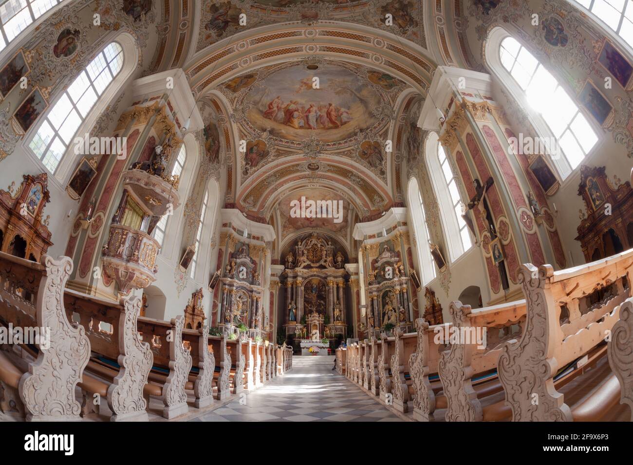 VAL DI FUNES, ITALIE - 23 SEPTEMBRE 2017 : vue panoramique de l'église Saint-Pierre de Val di Funes, l'église principale de la vallée Banque D'Images