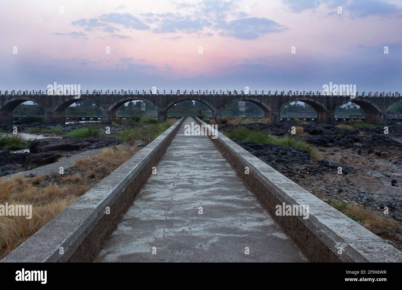 Vieux pont Ramling Bet, Bahe, Sangli, Maharashtra, Inde. Banque D'Images