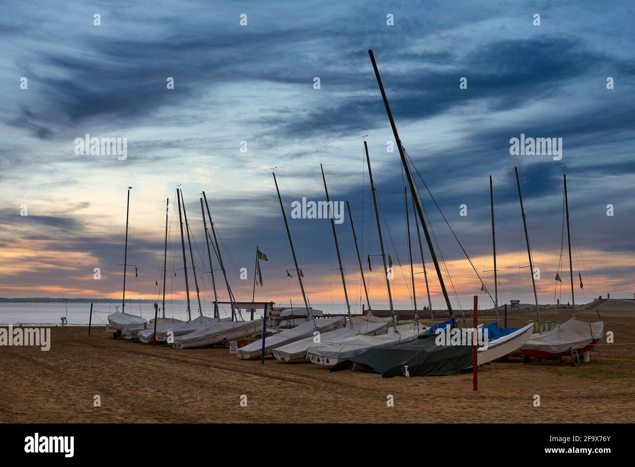 Lever de soleil sur la plage en été Banque D'Images