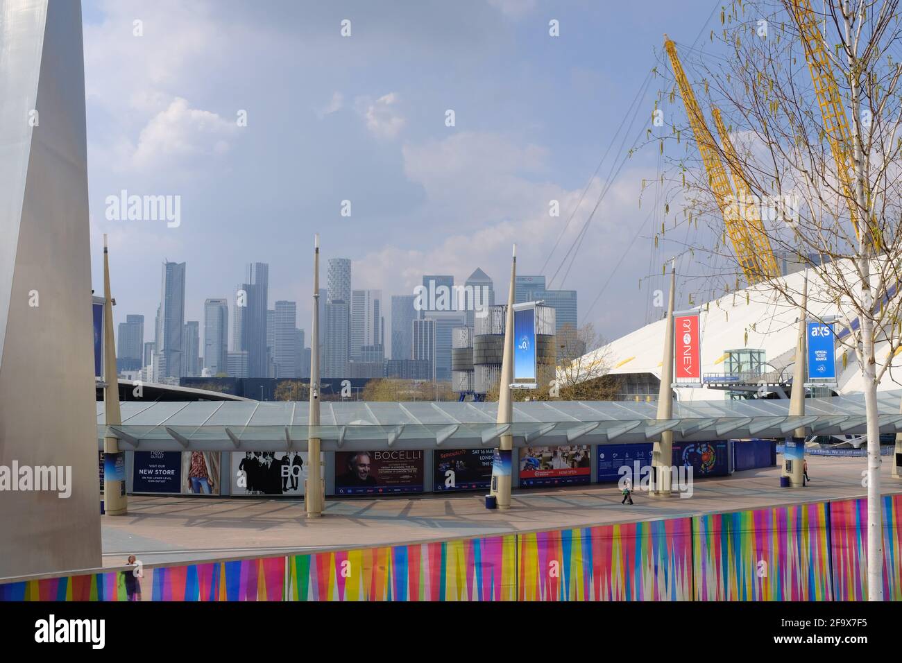NORTH GREENWICH, LONDRES - 20 AVRIL 2021 : installation artistique par l'artiste Liz West et vue sur l'O2 Arena et Canary Wharf. Banque D'Images