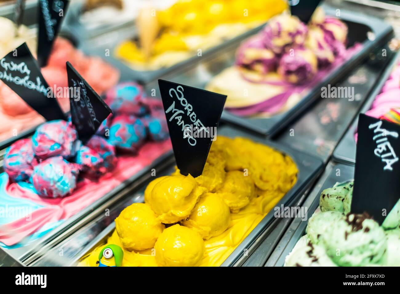 Différentes sortes de crèmes glacées vendues dans un café. Banque D'Images