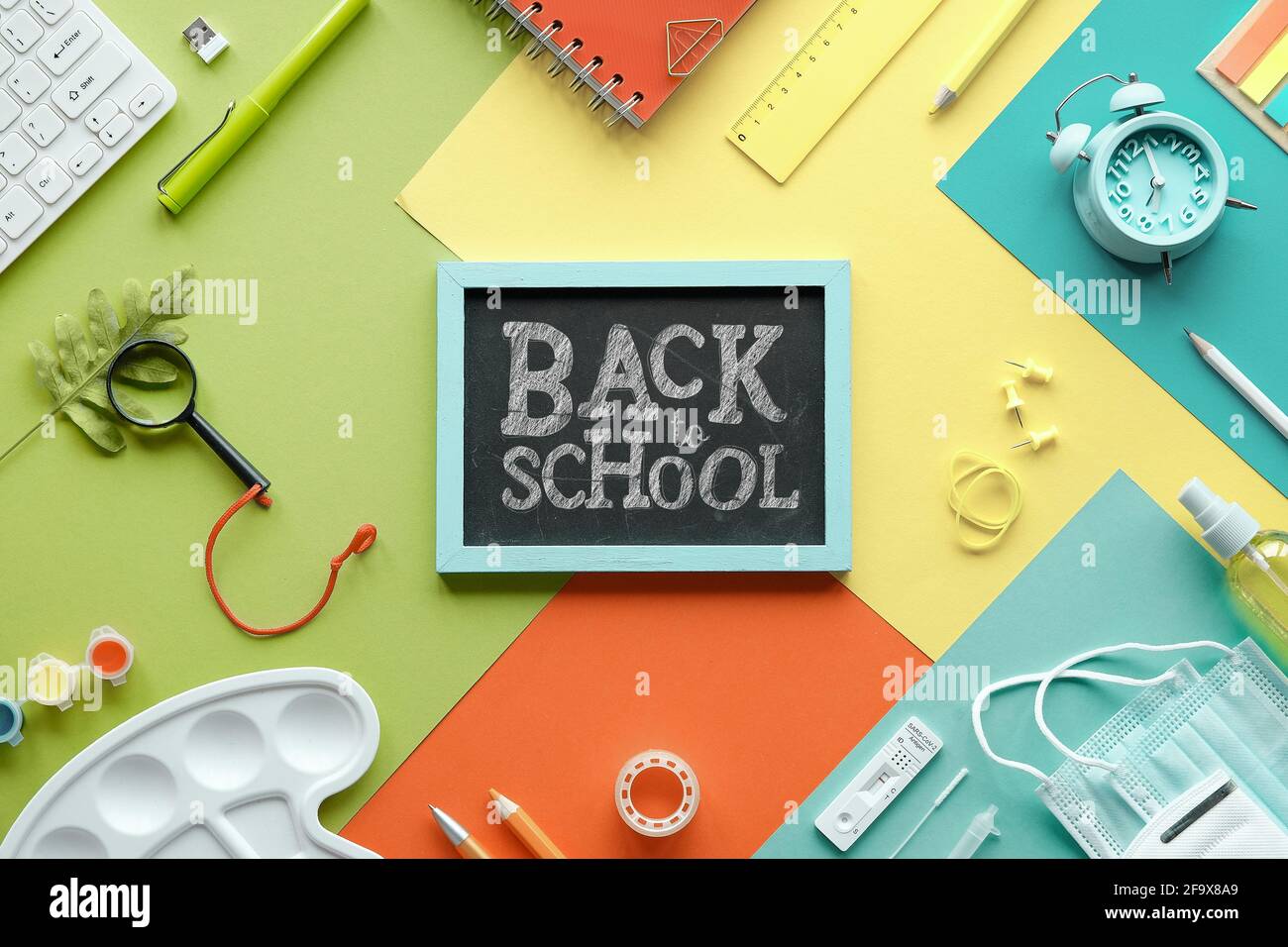De retour à l'école, l'école rouvre après les pandémies de quarantaine corona. Tests rapides d'antigène Covid, masque médical, fixe, clavier d'ordinateur. Pose à plat Banque D'Images