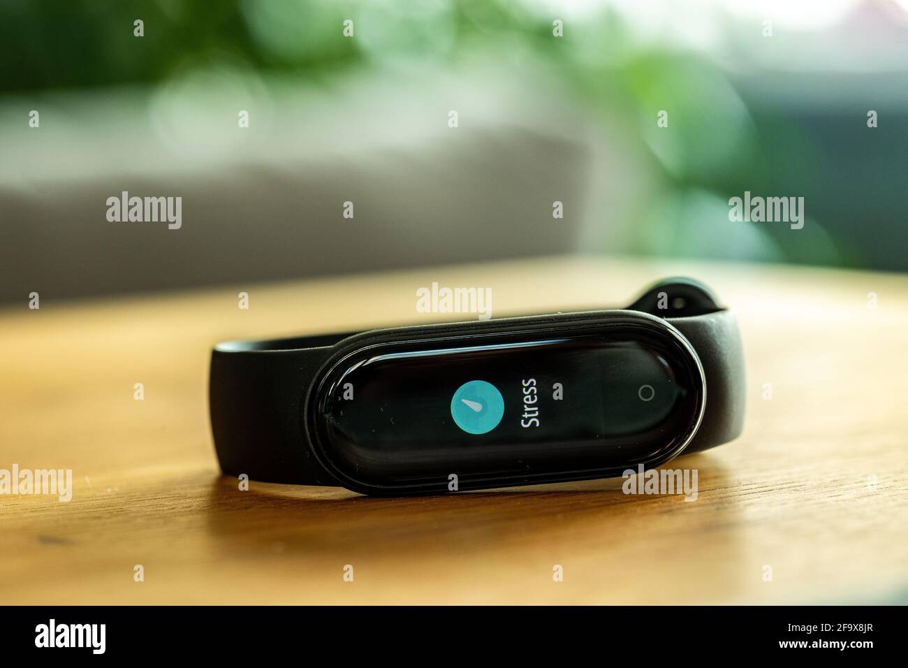 Gros plan d'un tracker de forme physique montrant le mot stress Banque D'Images