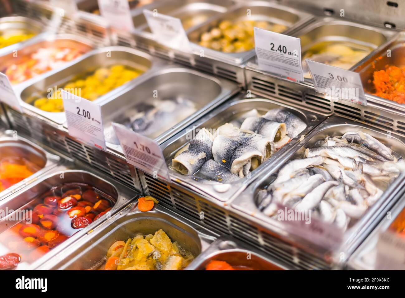 Produits alimentaires marinés mis en vente dans un supermarché réfrigérateur commercial Banque D'Images