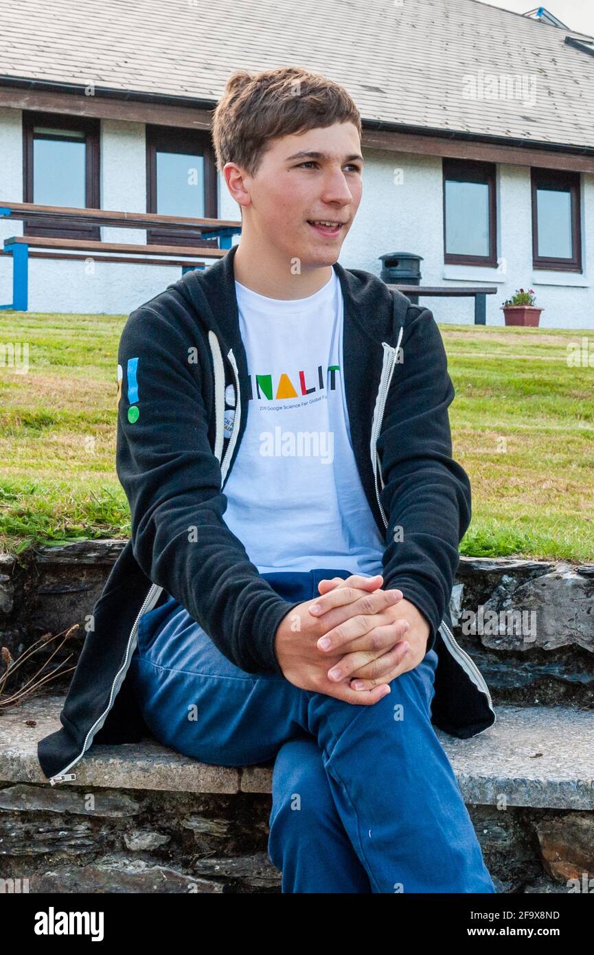 Fionn Ferreira, vainqueur de la Foire scientifique Google 2019, se détend à Schull, West Cork, Irlande. Banque D'Images