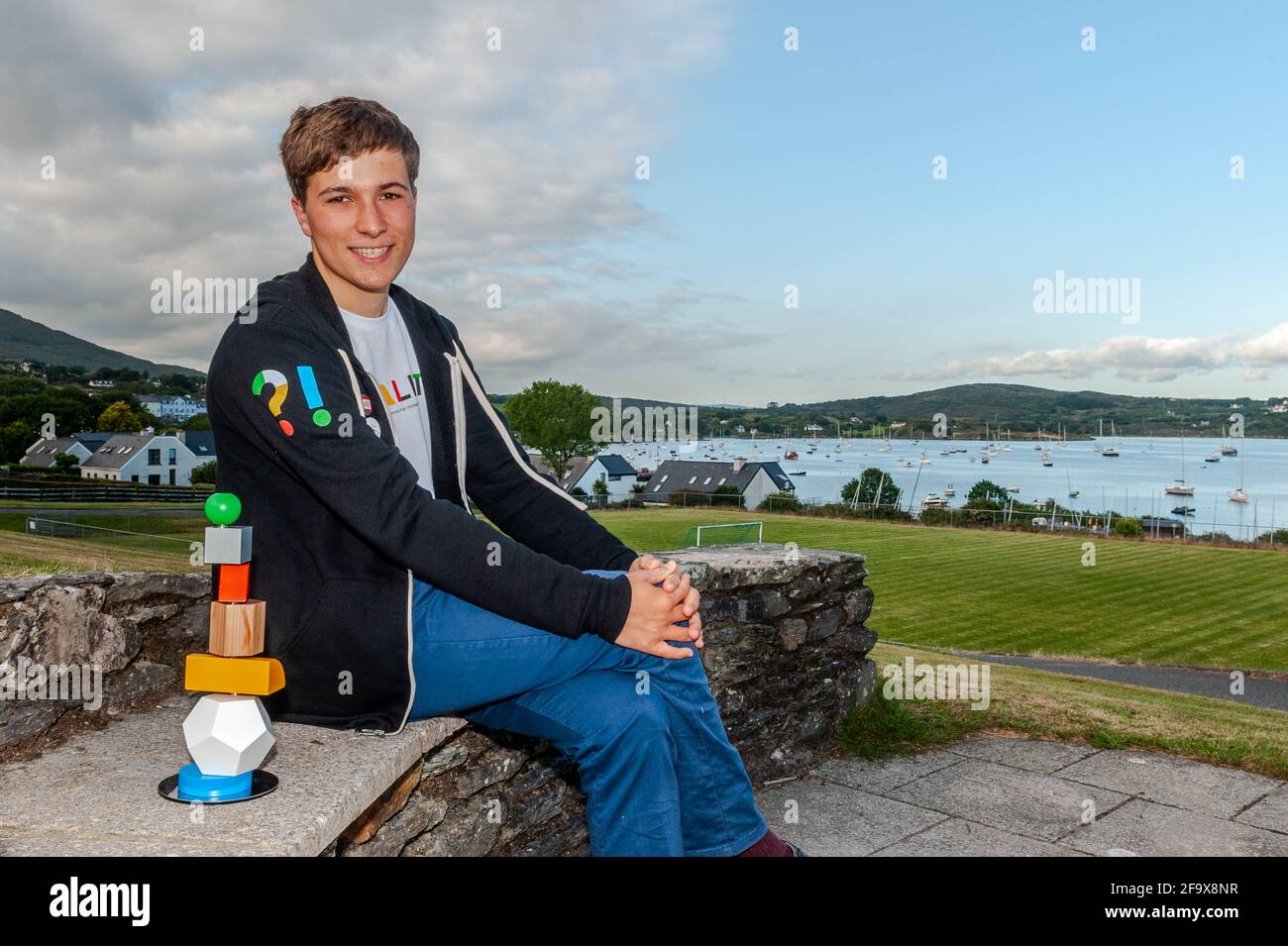 Fionn Ferreira, vainqueur de la Foire scientifique Google 2019, se détend à Schull, West Cork, Irlande. Banque D'Images