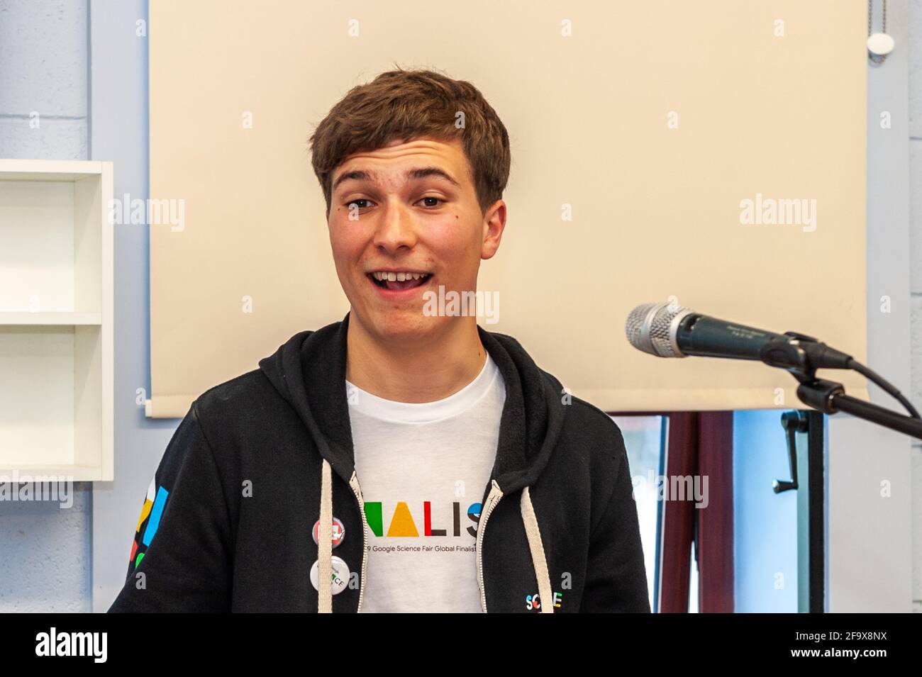 Fionn Ferreira, vainqueur de la Foire scientifique Google 2019, parle à Schull, West Cork, Irlande. Banque D'Images