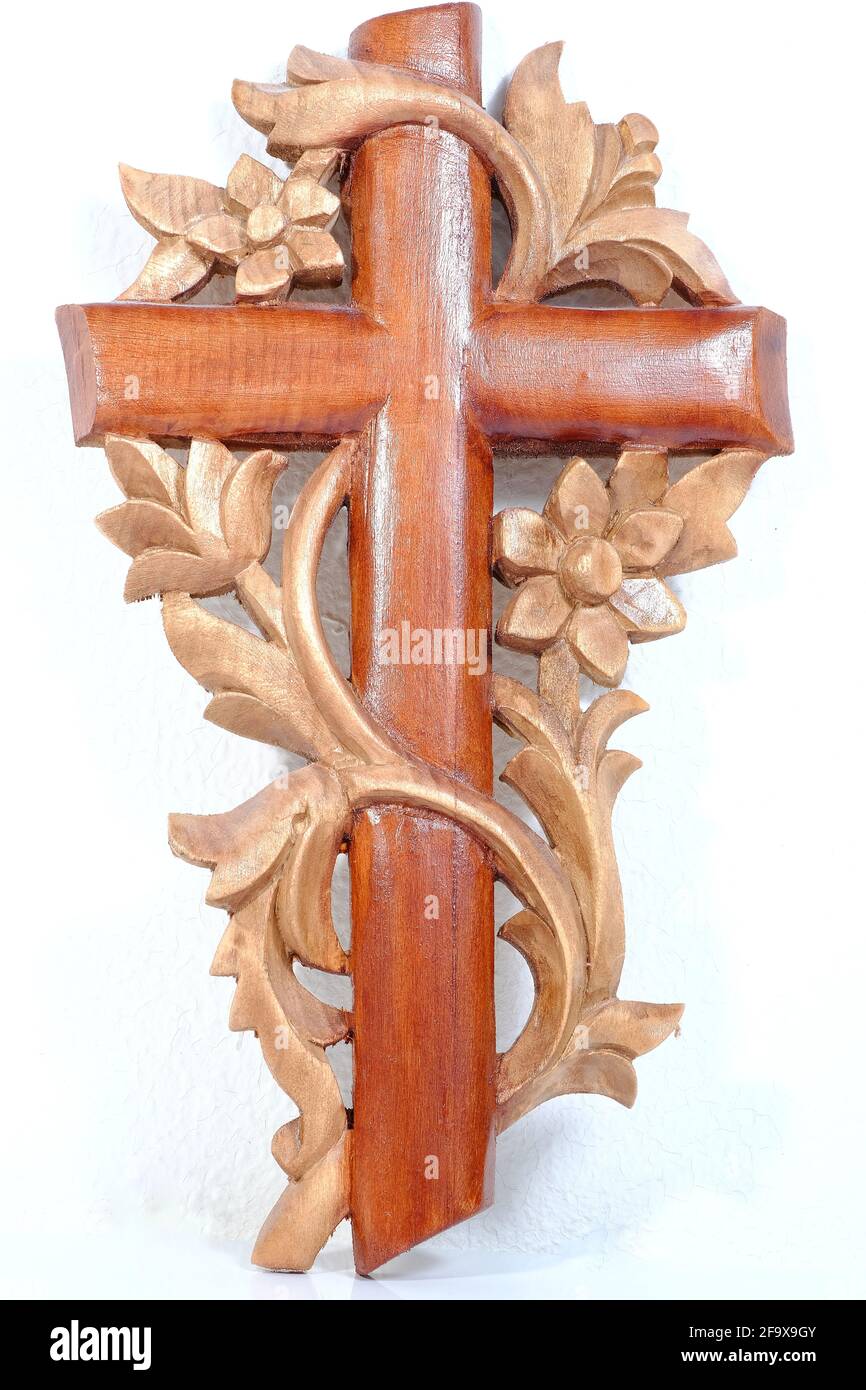 Une magnifique croix en bois faite à la main sur fond blanc Banque D'Images