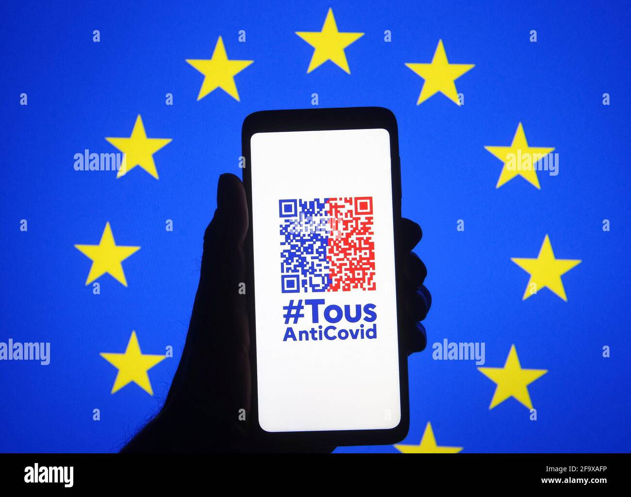 Sur cette photo, une application TousAntiCovid est visible sur un smartphone avec le drapeau de l'UE en arrière-plan.la France serait le premier État membre de l'Union européenne à présenter le pass de voyage COVID-19, Le premier exemple de certificat vert numérique devrait être mis en place dans toute l'UE à la mi-juin, selon les médias. L'application TousAntiCovid a déjà été téléchargée par environ 15 millions de personnes. Il affiche les tests PCR et les tests d'antigène. Il comprendra également des certificats de vaccination. Les passeports COVID seront disponibles sous forme d'application mobile ou sur papier. (Photo de Pavlo GONC Banque D'Images