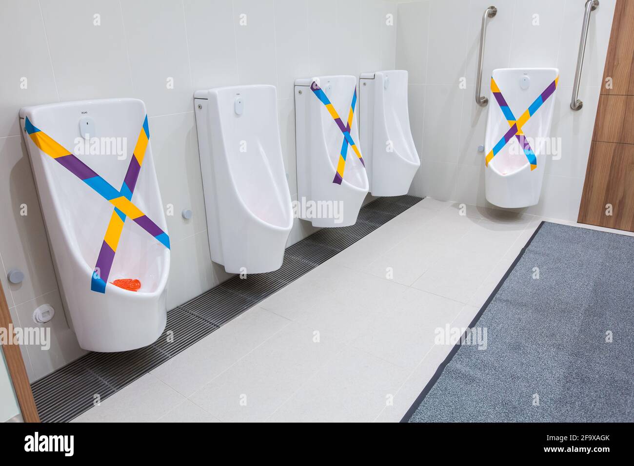 Mesure de distance de sécurité mise en œuvre dans les toilettes afin de réduire l'interaction physique pour le bien-être de la sécurité publique. Singapour. Banque D'Images