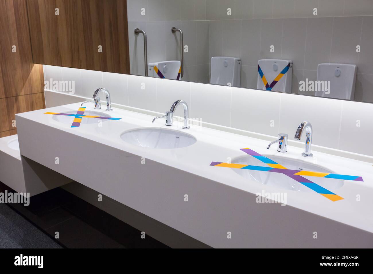 Mesure de distance de sécurité mise en œuvre dans les toilettes afin de réduire l'interaction physique pour le bien-être de la sécurité publique. Singapour. Banque D'Images