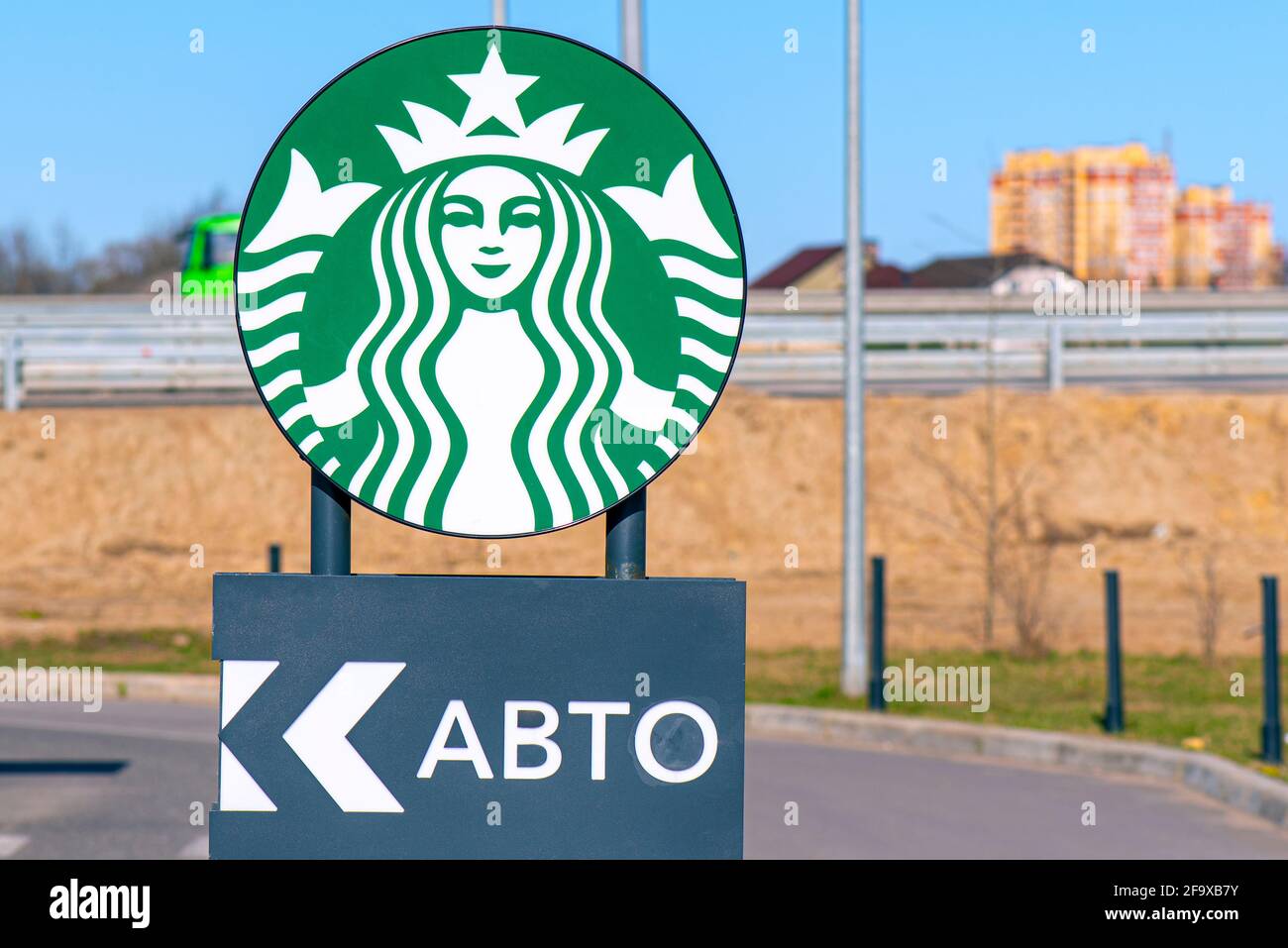 MOSCOU - AVRIL 17 : panneau avec logotype moderne de Starbucks auto café à Moscou, avril 17. 2021 en Russie Banque D'Images